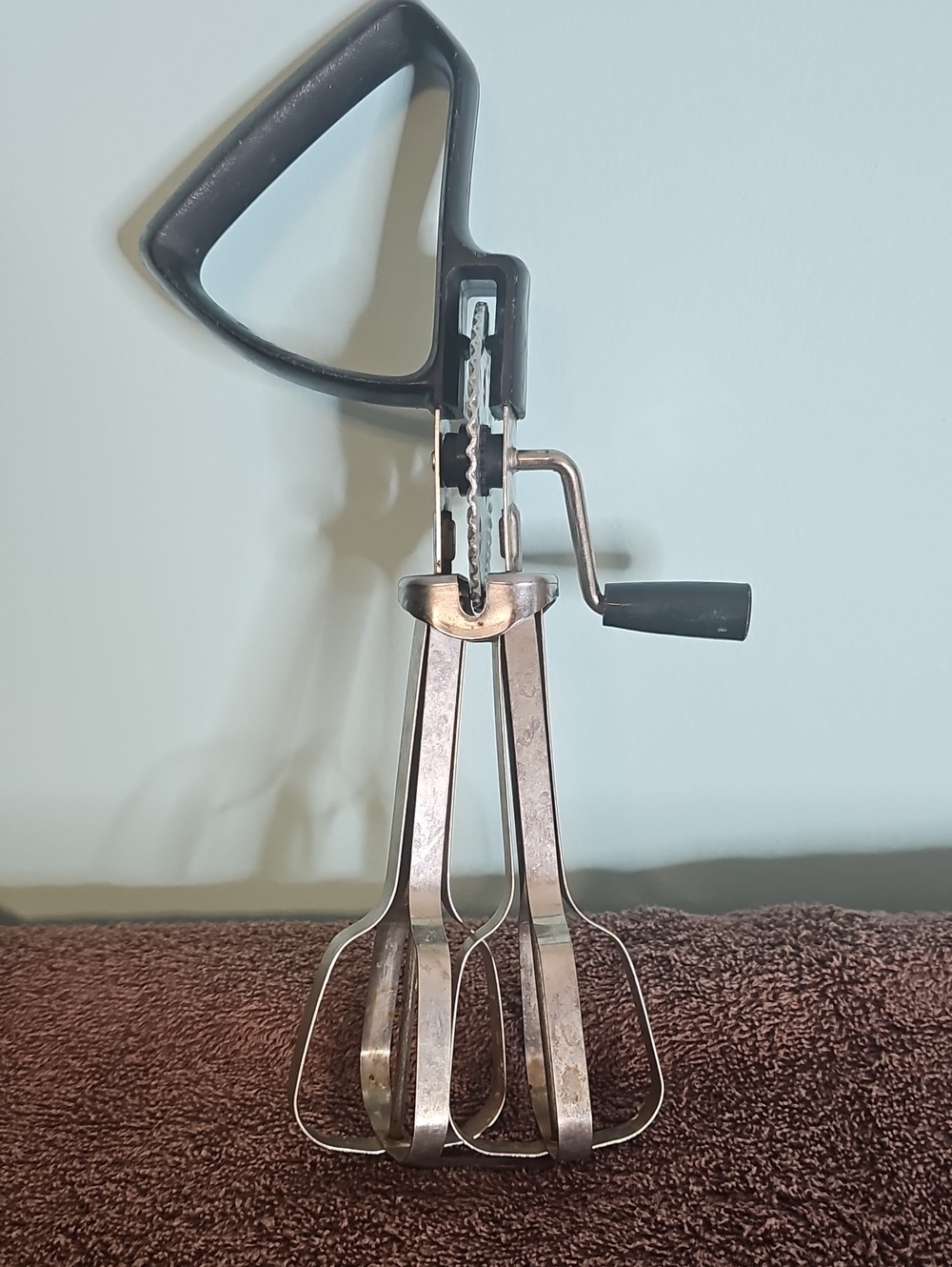 Vintage Echo Classic Manual Hand Mixer in Black and Silver